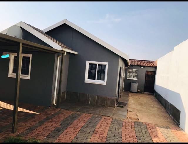 3 BEDROOM HOUSE FOR SALE IN MAHUBE VALLEY